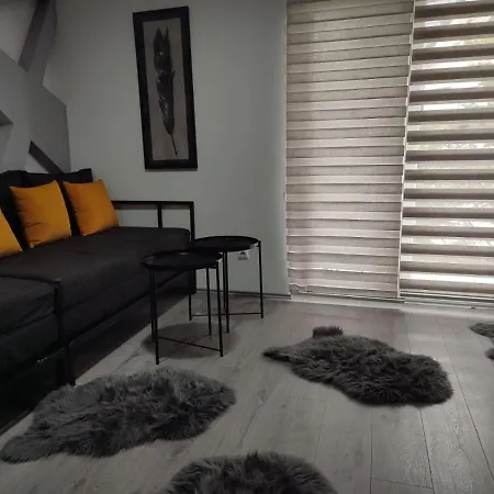 Triangle Apartment *