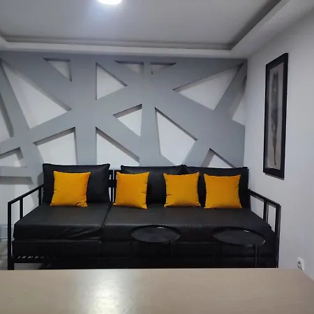 Triangle Apartment *